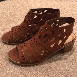 Block heel cutout sandals peep toe